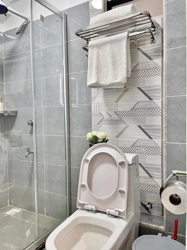 Full bathroom image 1