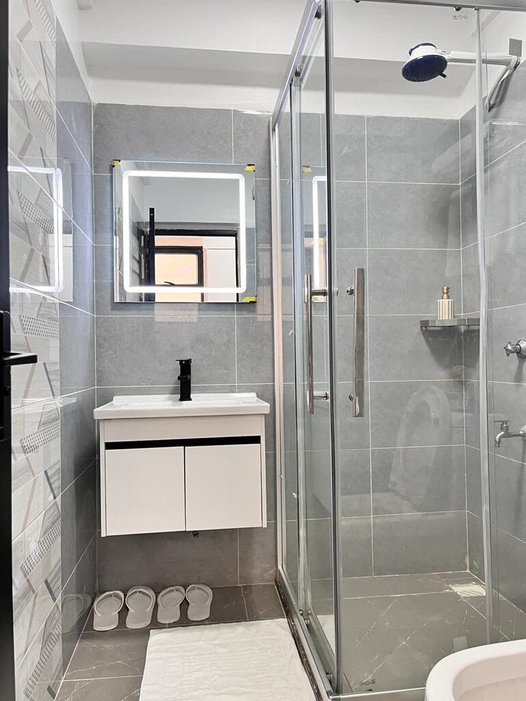 Full bathroom image 2