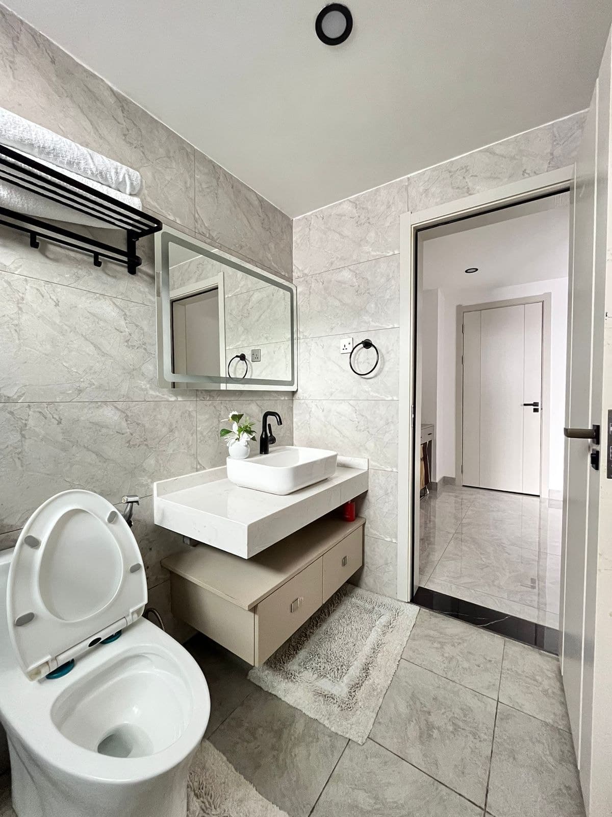 Full bathroom 1 image 1