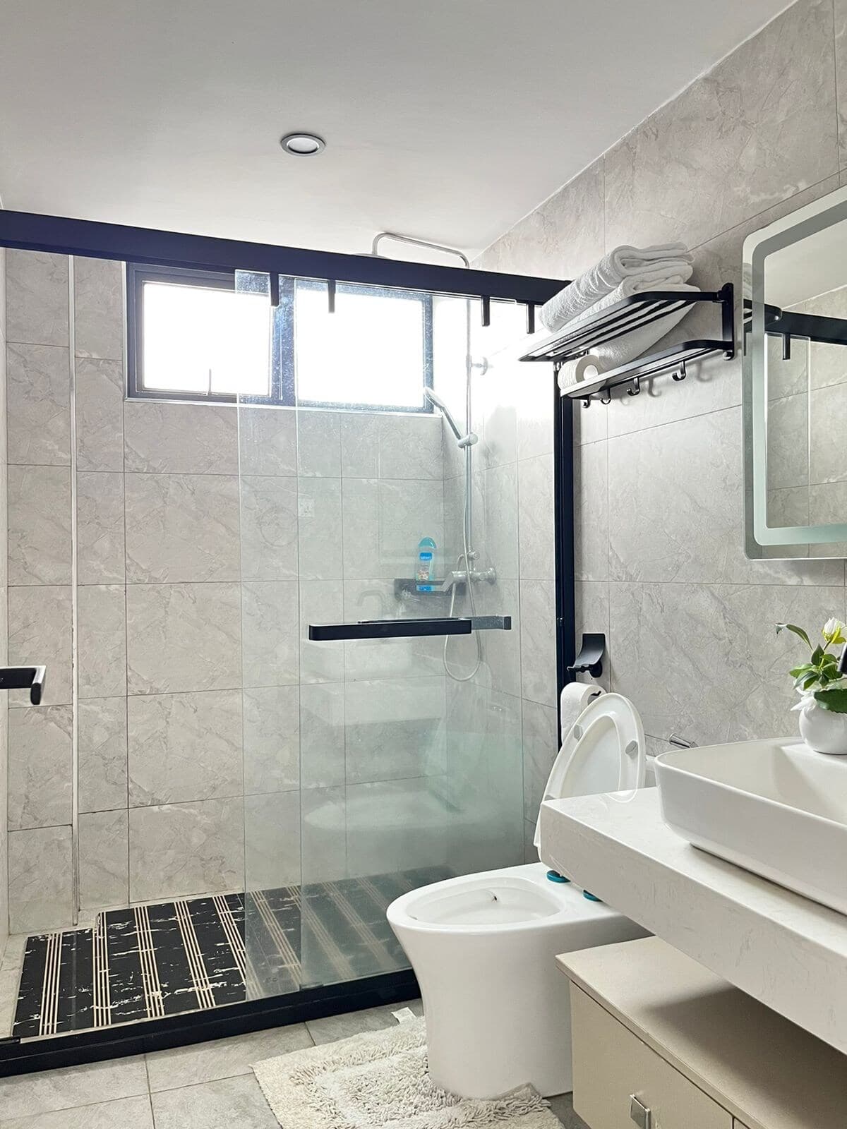 Full bathroom 1 image 2