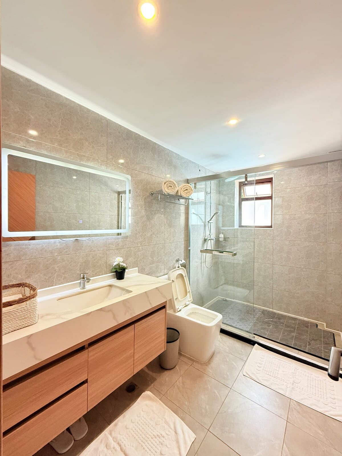 Full bathroom 1 image 1