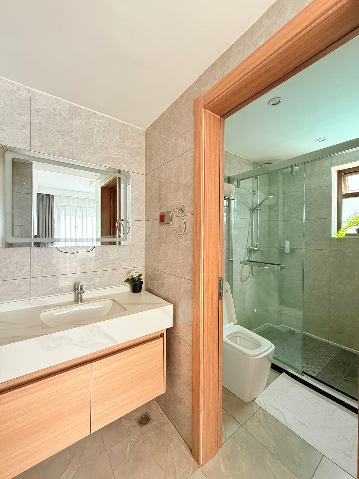 Full bathroom 1 image 2