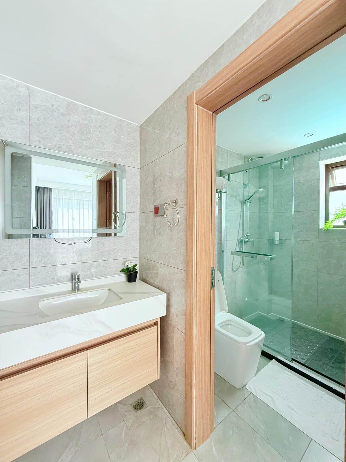 Full bathroom 2 image 1