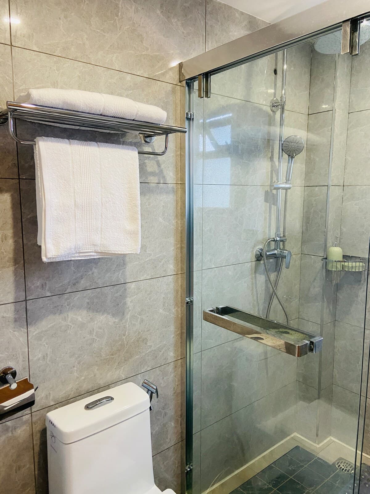 Full bathroom 2 image 2