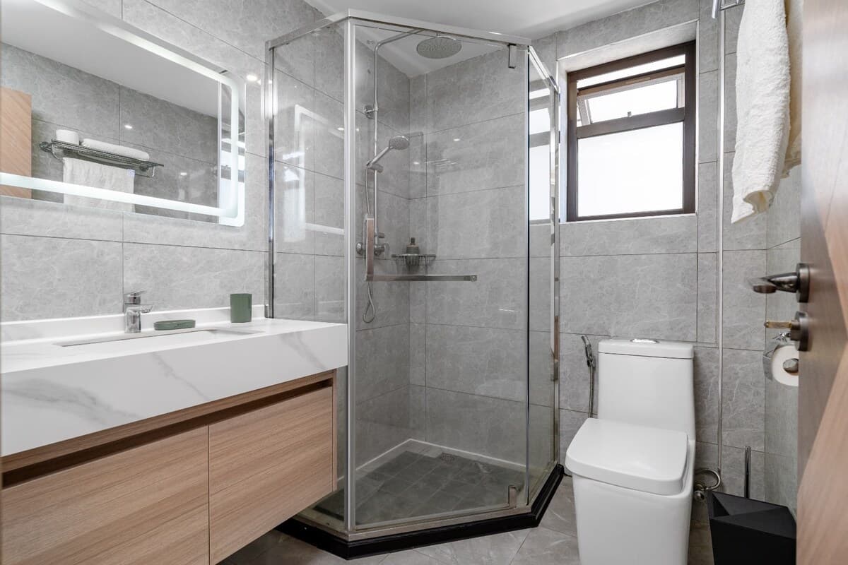 Full bathroom 3 image 1