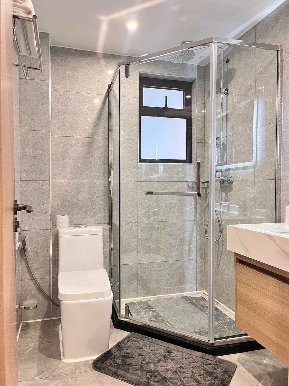 Full bathroom 3 image 2