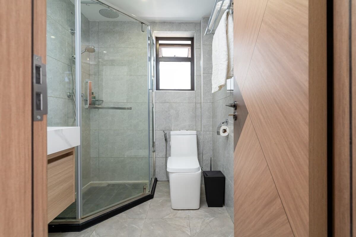 Full bathroom 3 image 4