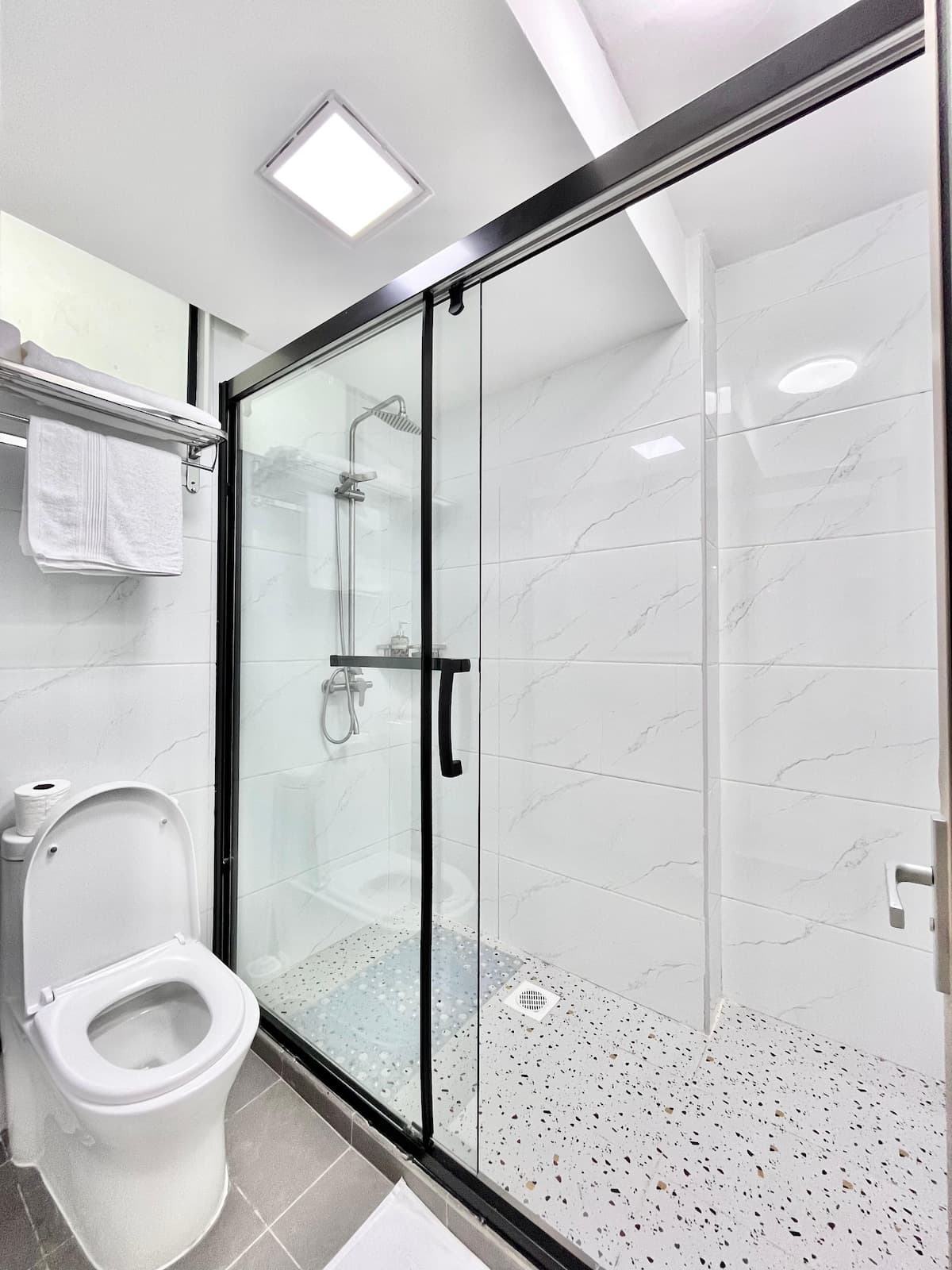 Full bathroom image 1