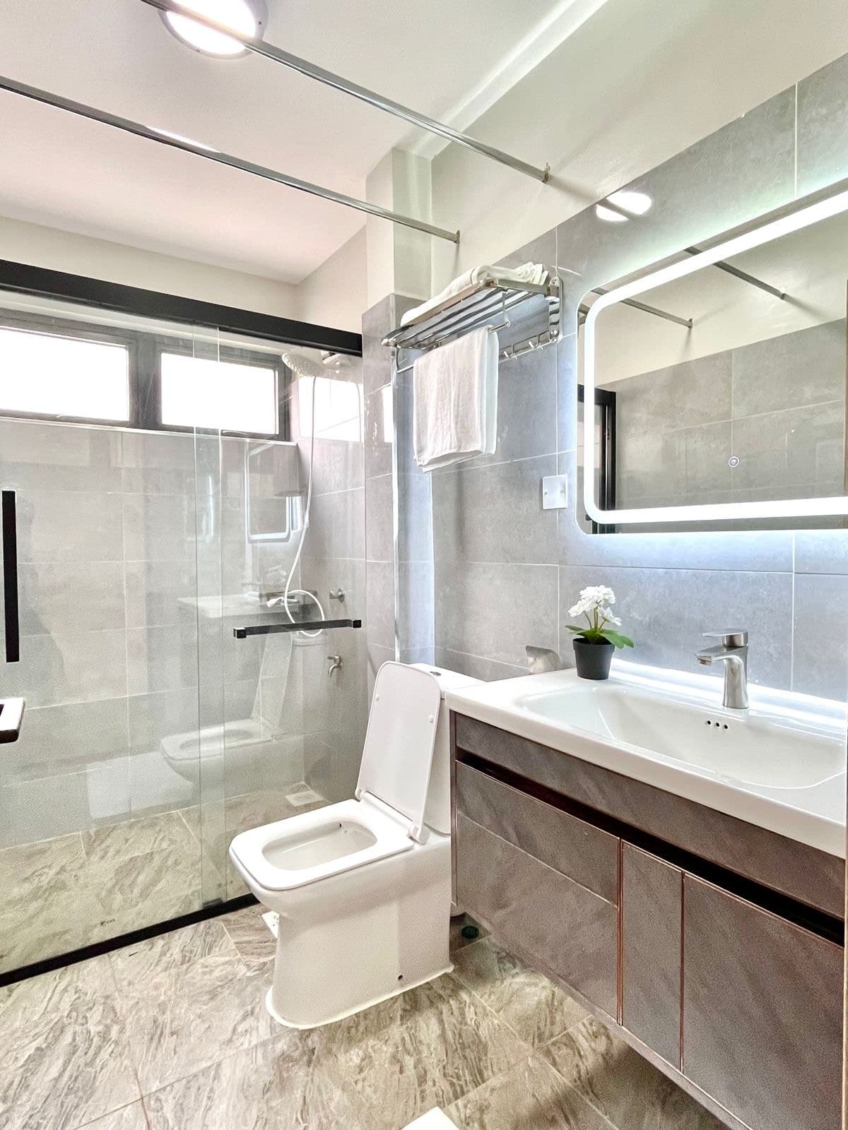 Full bathroom image 1
