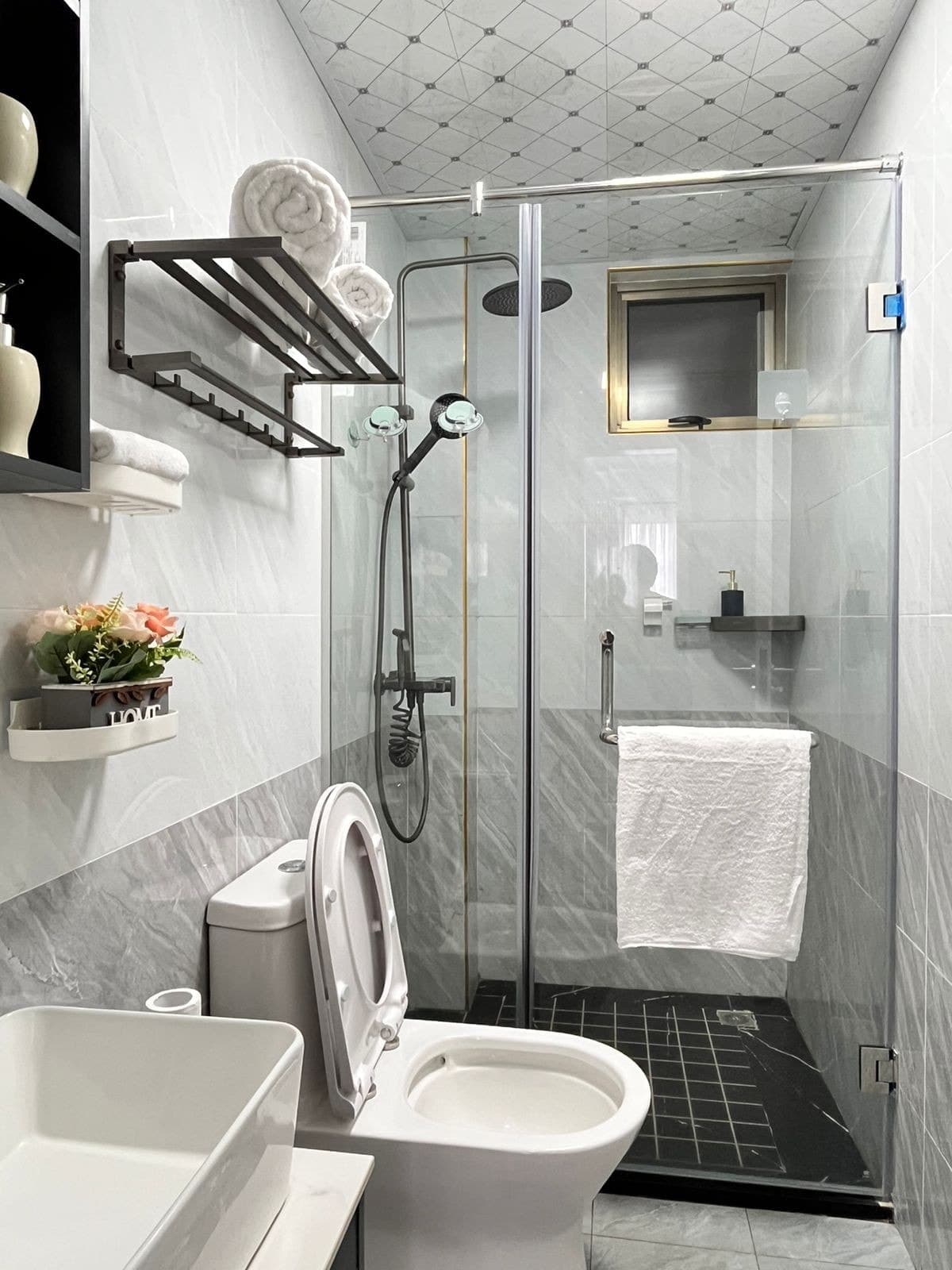 Full bathroom image 1