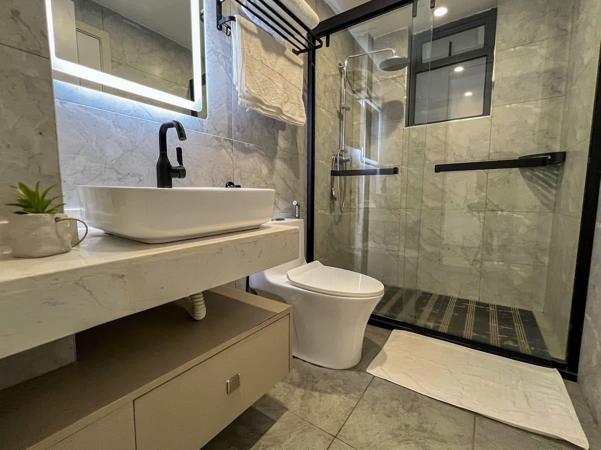 Full bathroom 2 image 1