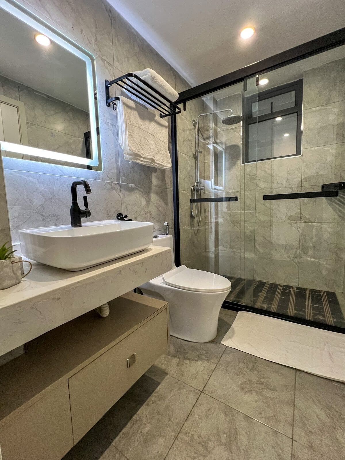 Full bathroom 2 image 2