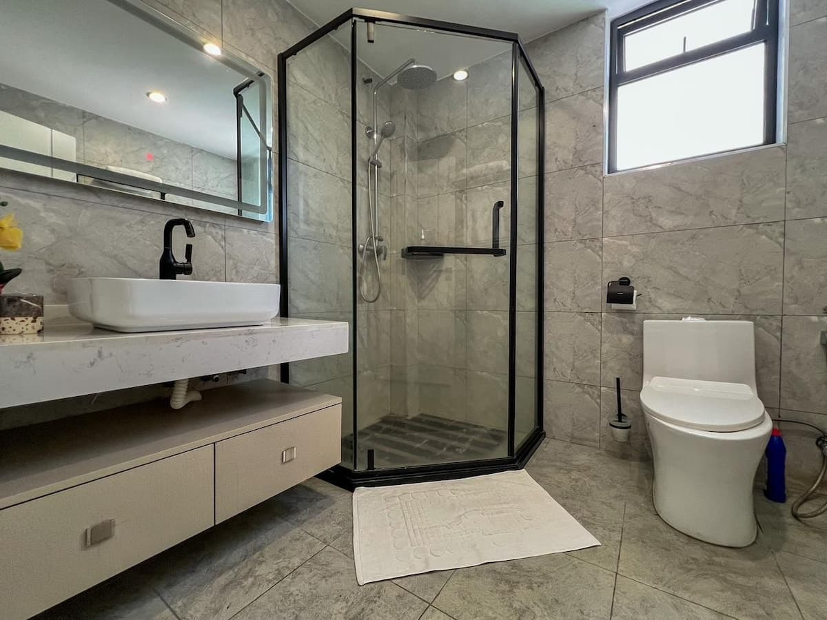 Full bathroom 3 image 1