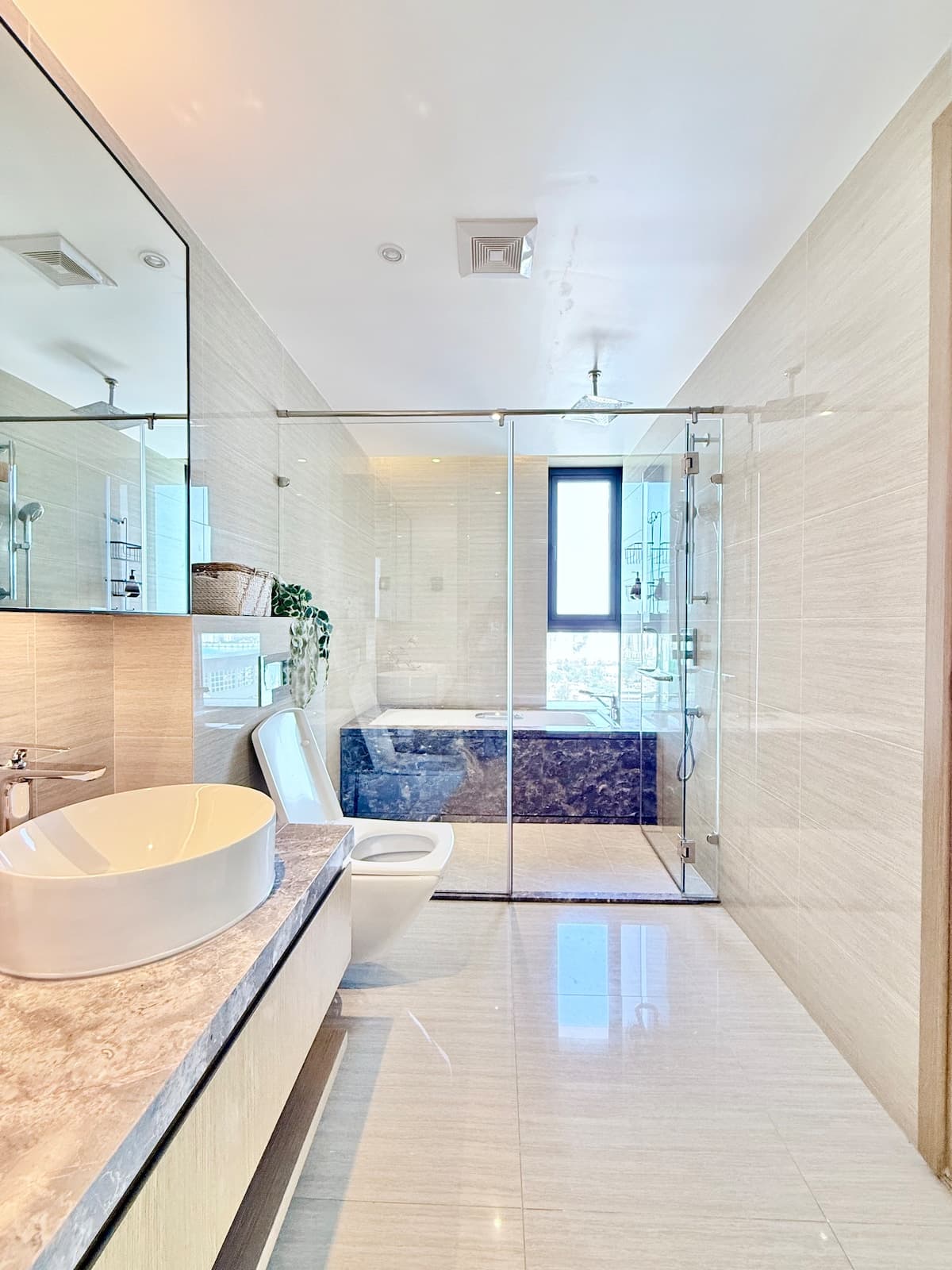 Full bathroom 1 image 1