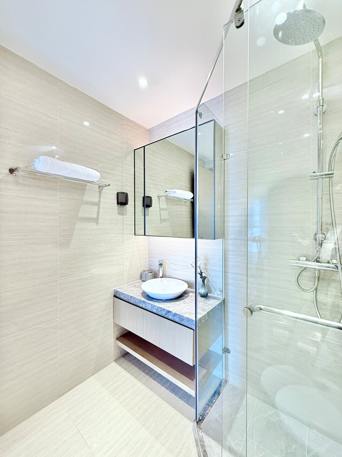 Full bathroom 1 image 2