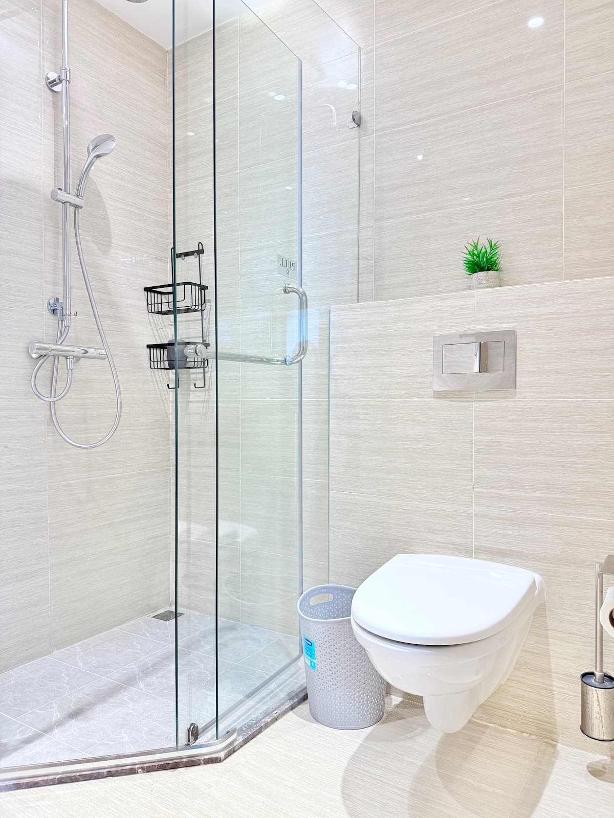 Full bathroom 1 image 5