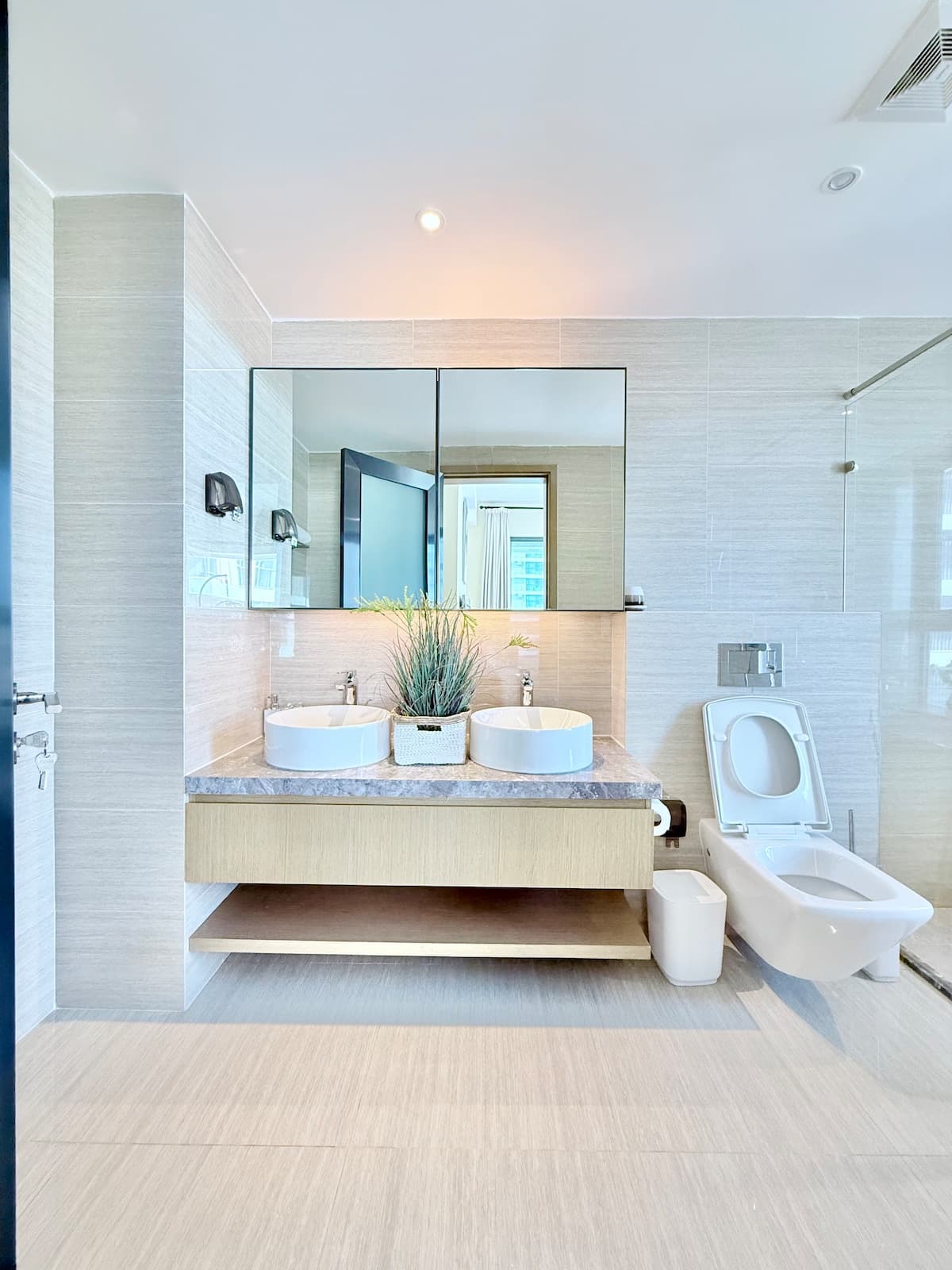 Full bathroom 2 image 1