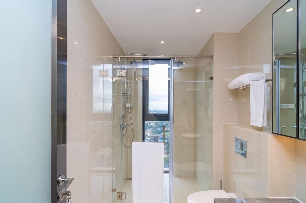 Full bathroom image 1