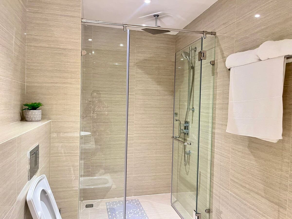 Full bathroom image 5