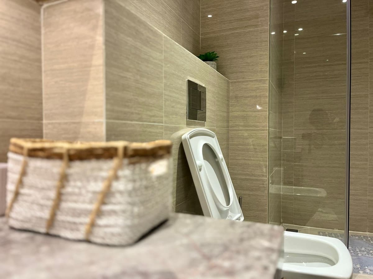 Full bathroom image 6