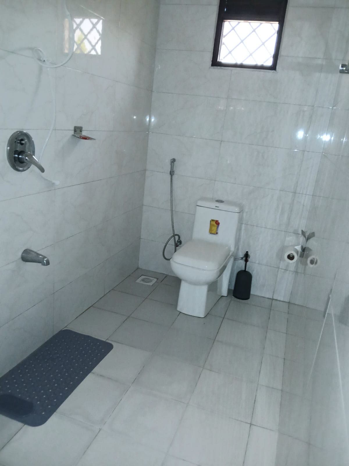 Full bathroom 4 image 1