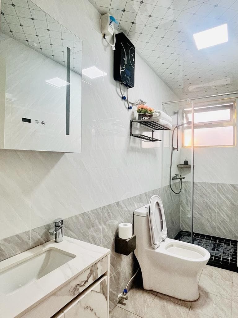 Full bathroom 1 image 1