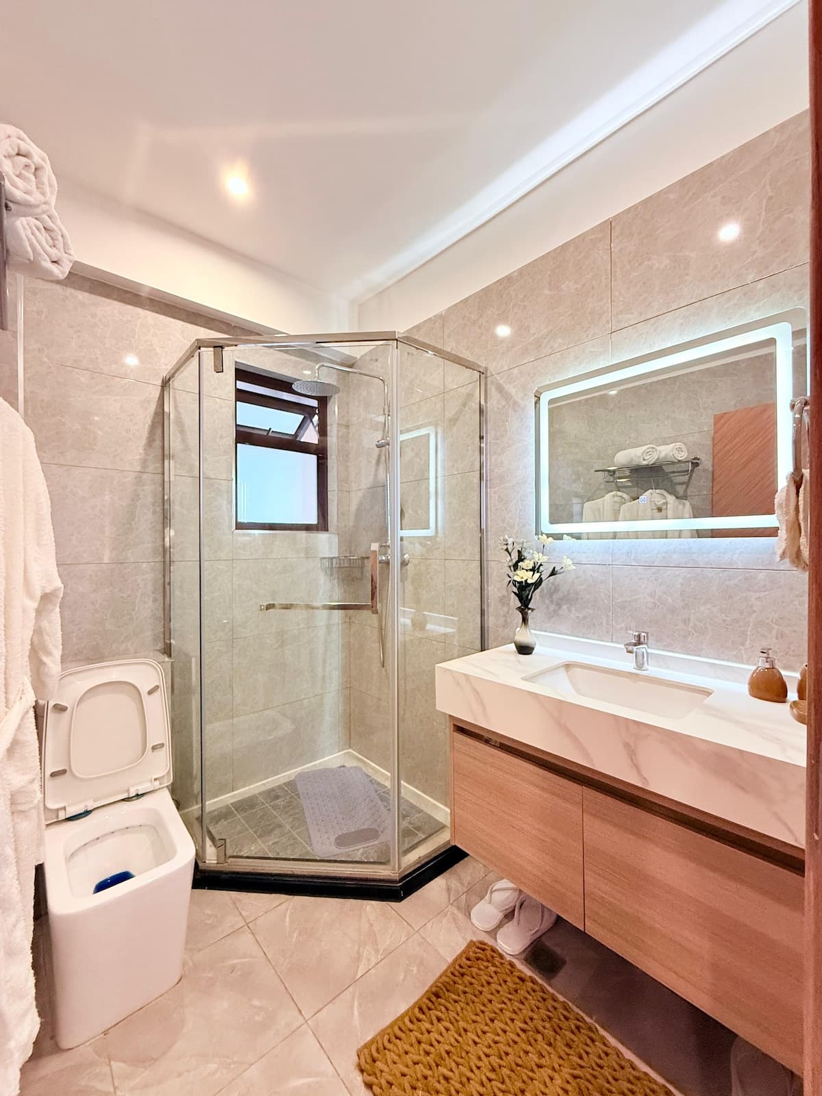 Full bathroom 2 image 1