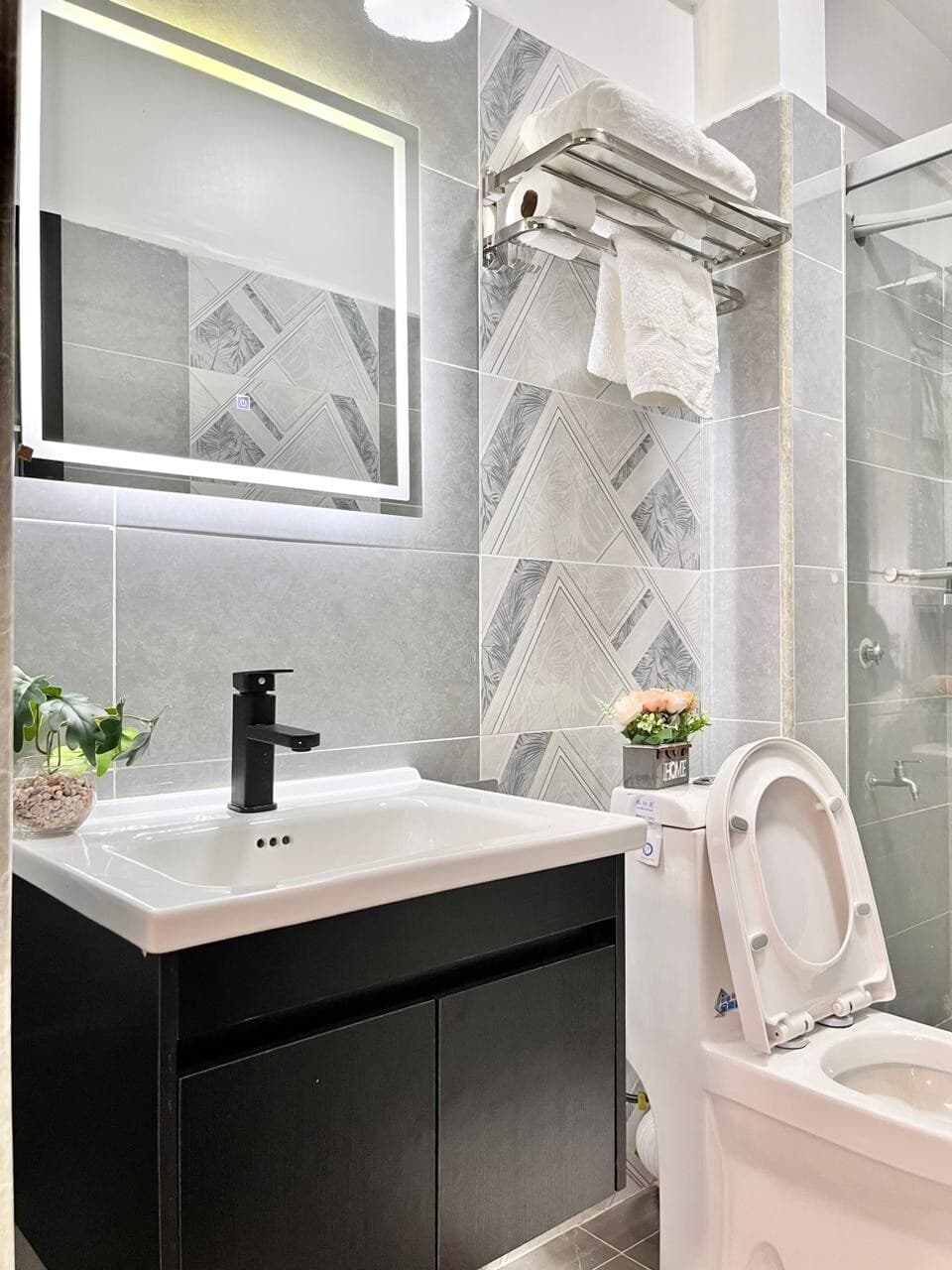 Full bathroom image 2