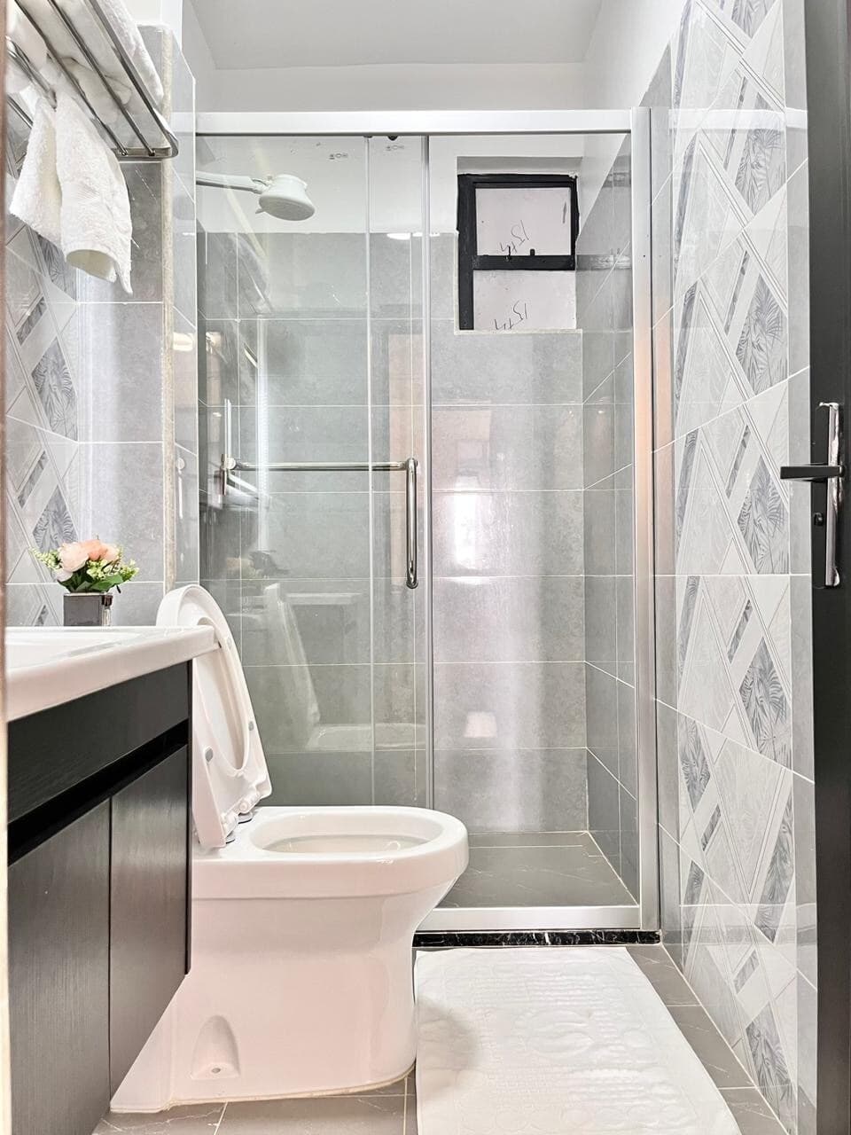 Full bathroom image 3