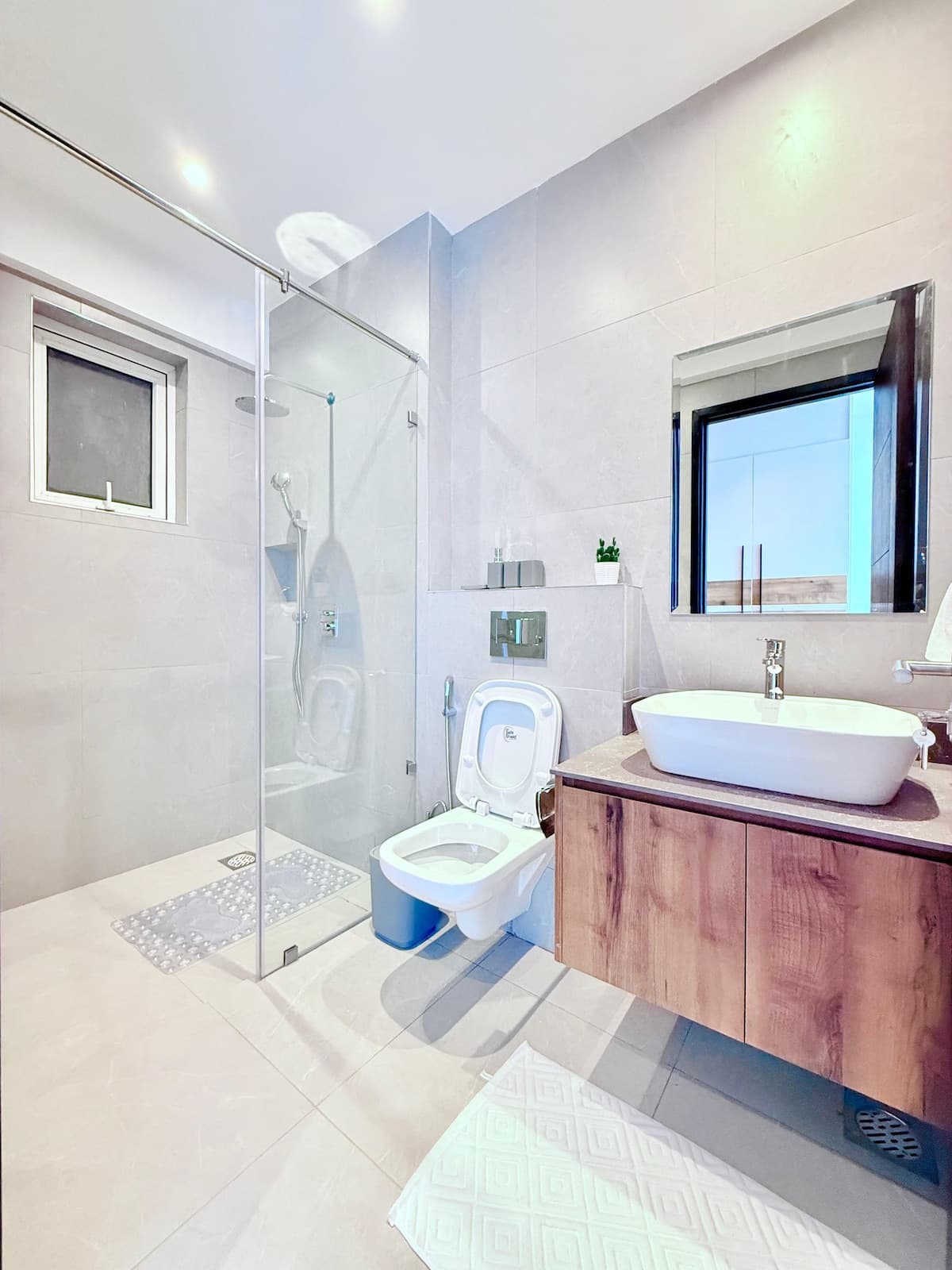 Full bathroom 1 image 1