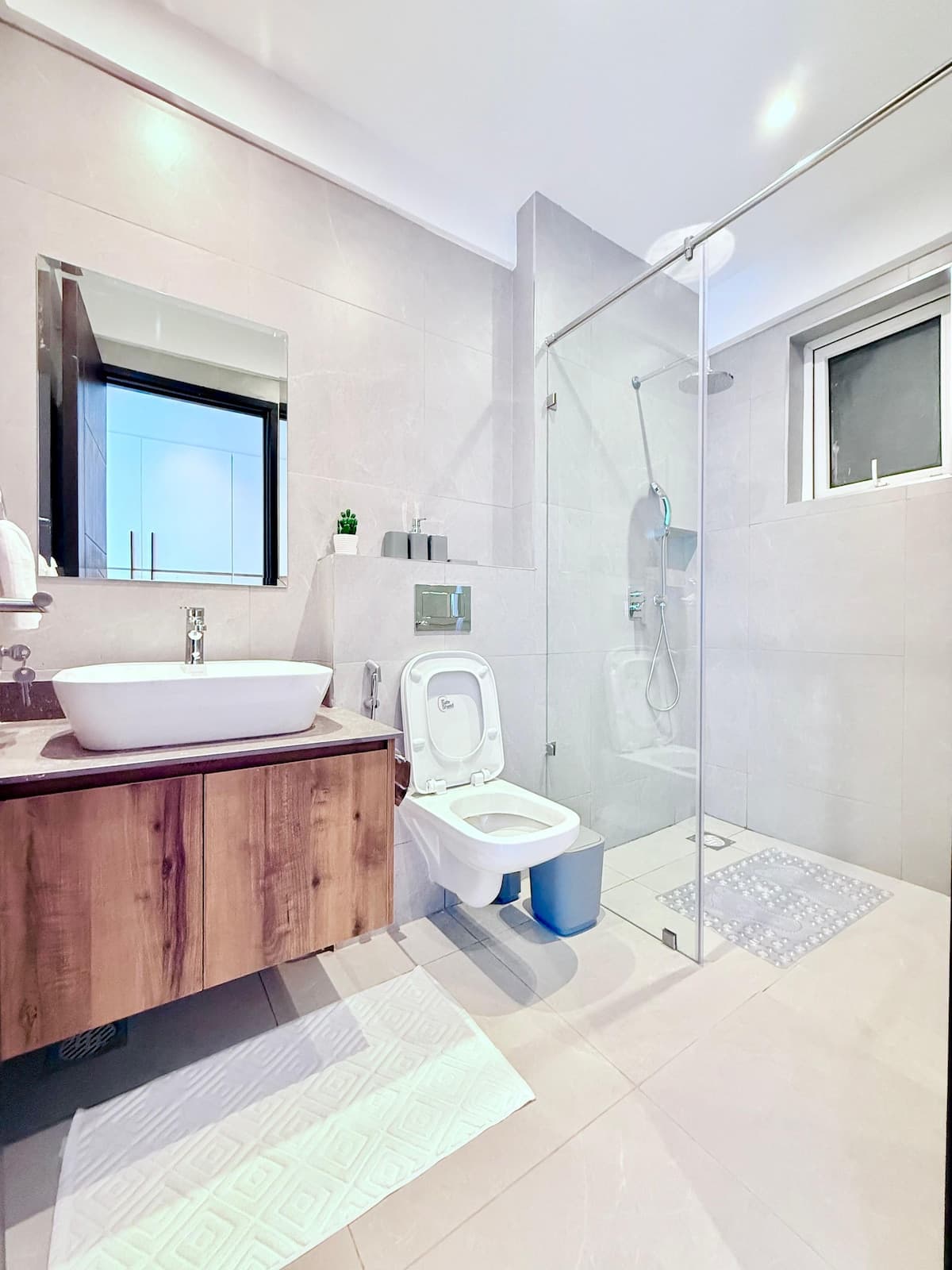 Full bathroom 1 image 2