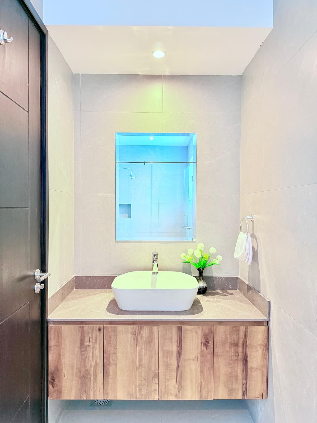 Full bathroom 2 image 2