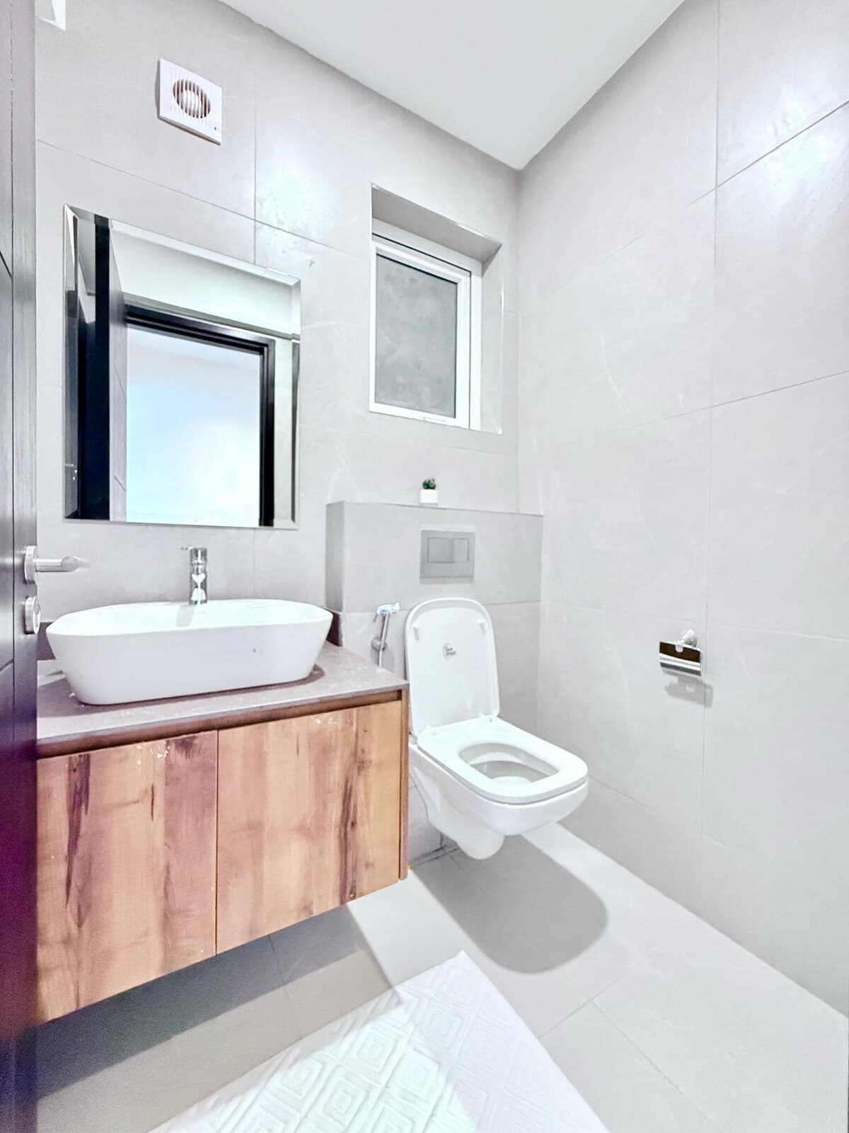 Full bathroom 3 image 1