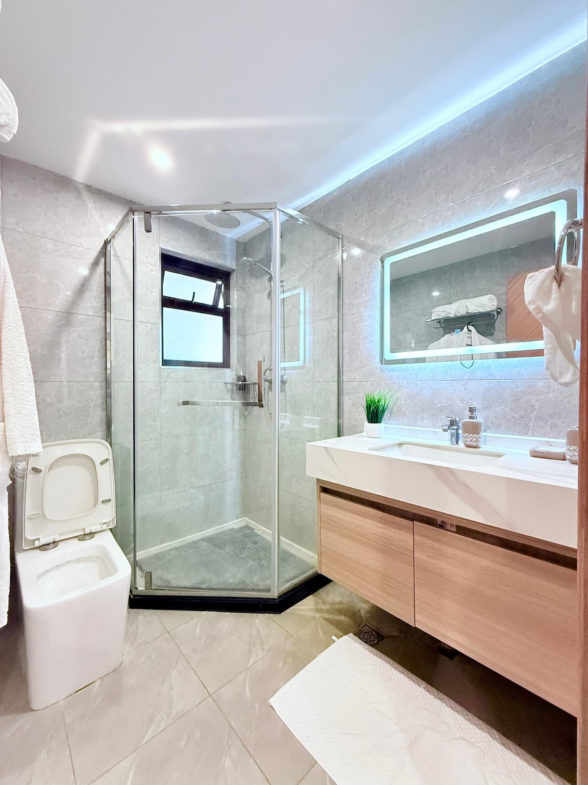 Full bathroom 1 image 1