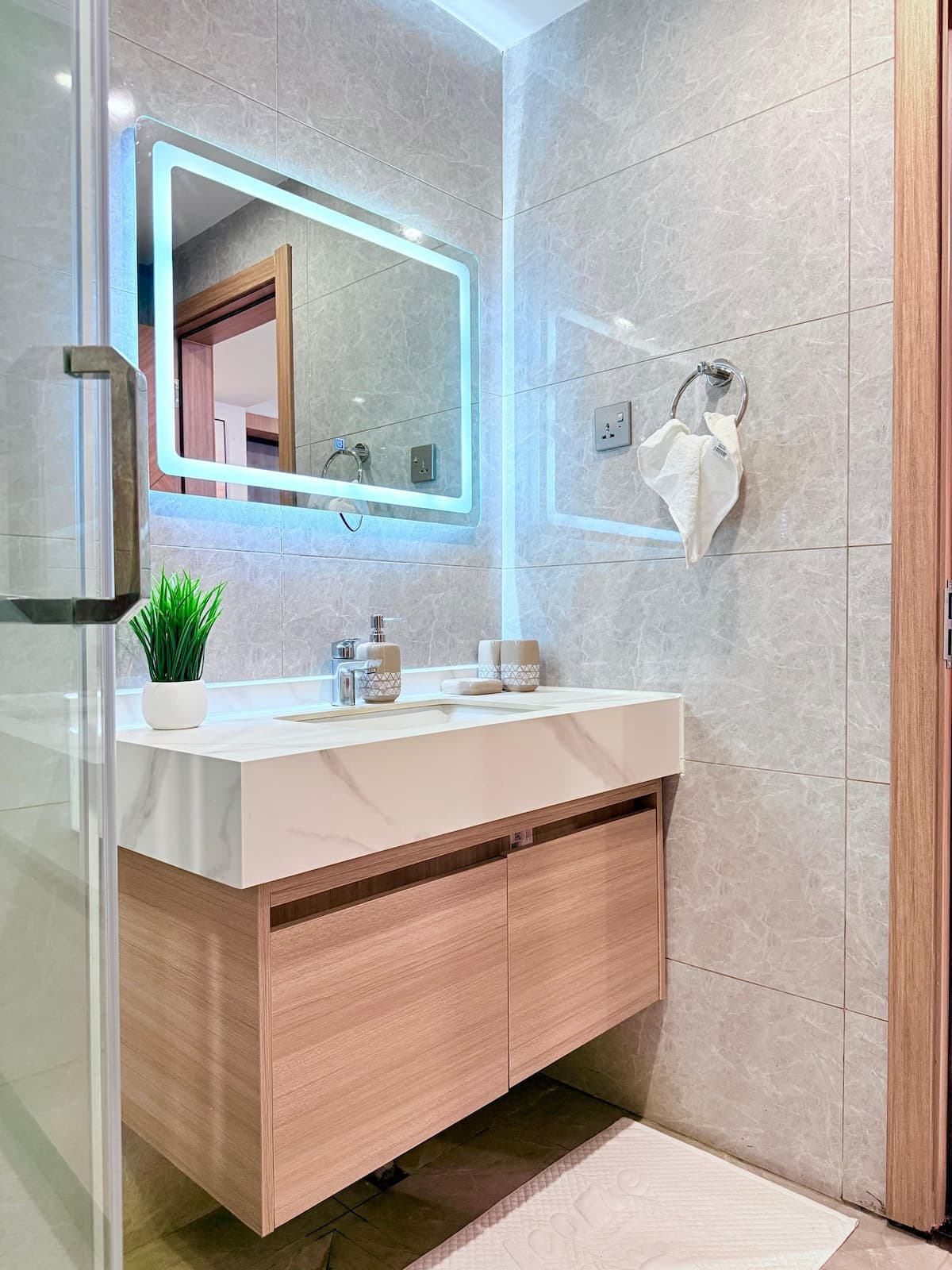 Full bathroom 1 image 2