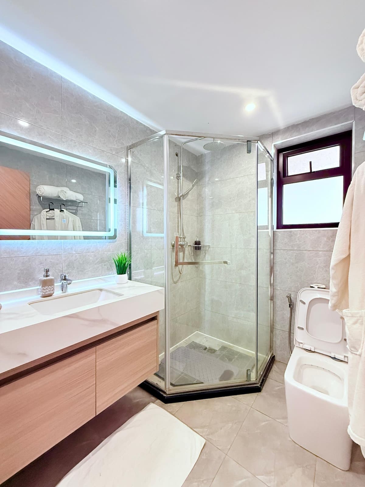 Full bathroom 2 image 1