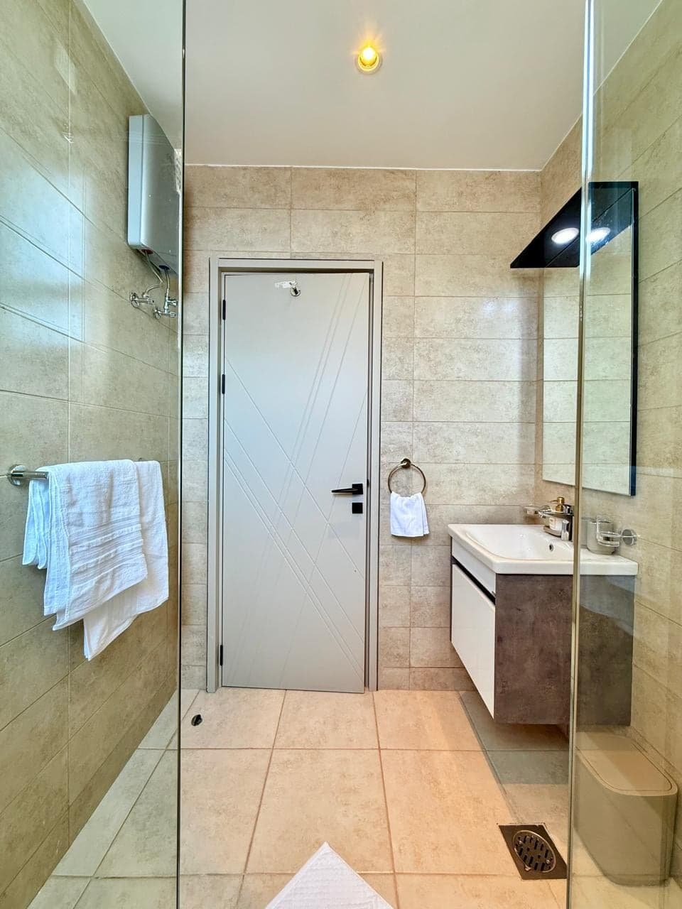 Full bathroom image 1