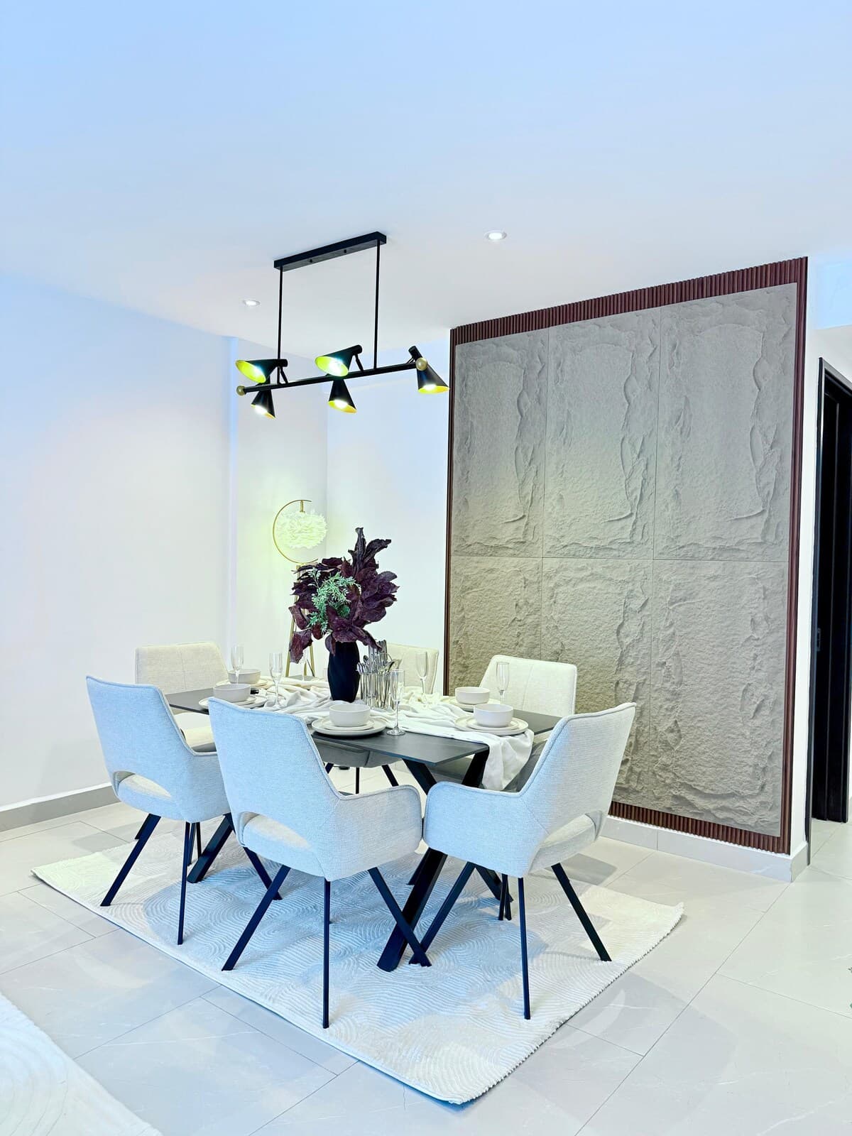 Dining area image 1