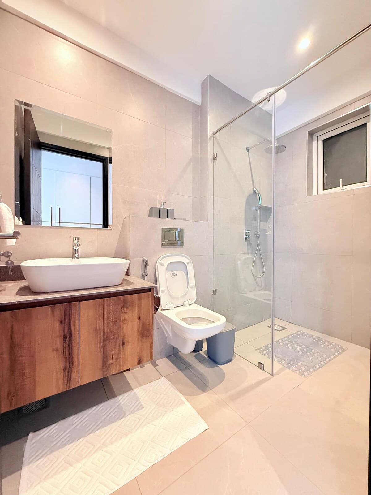 Full bathroom 2 image 1