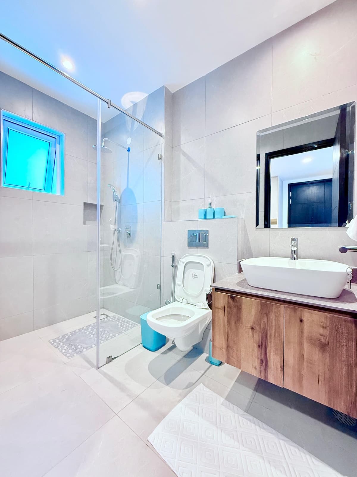 Full bathroom 3 image 2