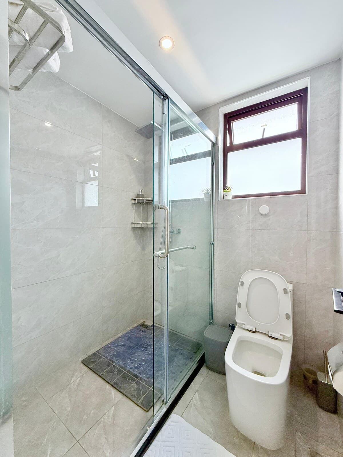 Full bathroom 1 image 3