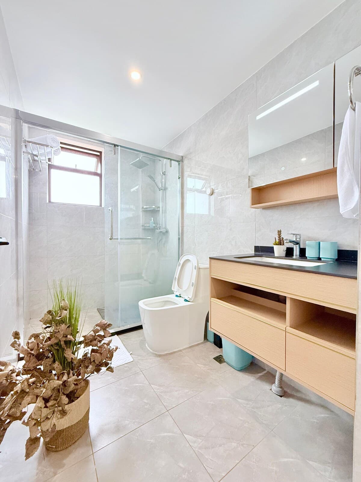 Full bathroom 2 image 1