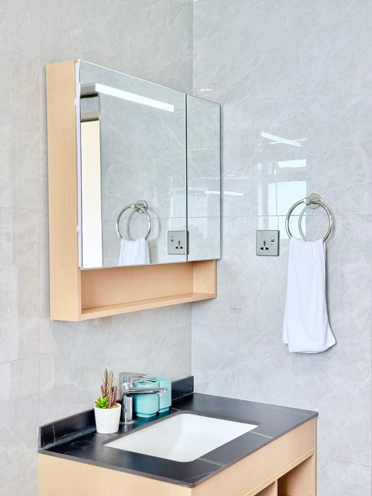 Full bathroom 2 image 2