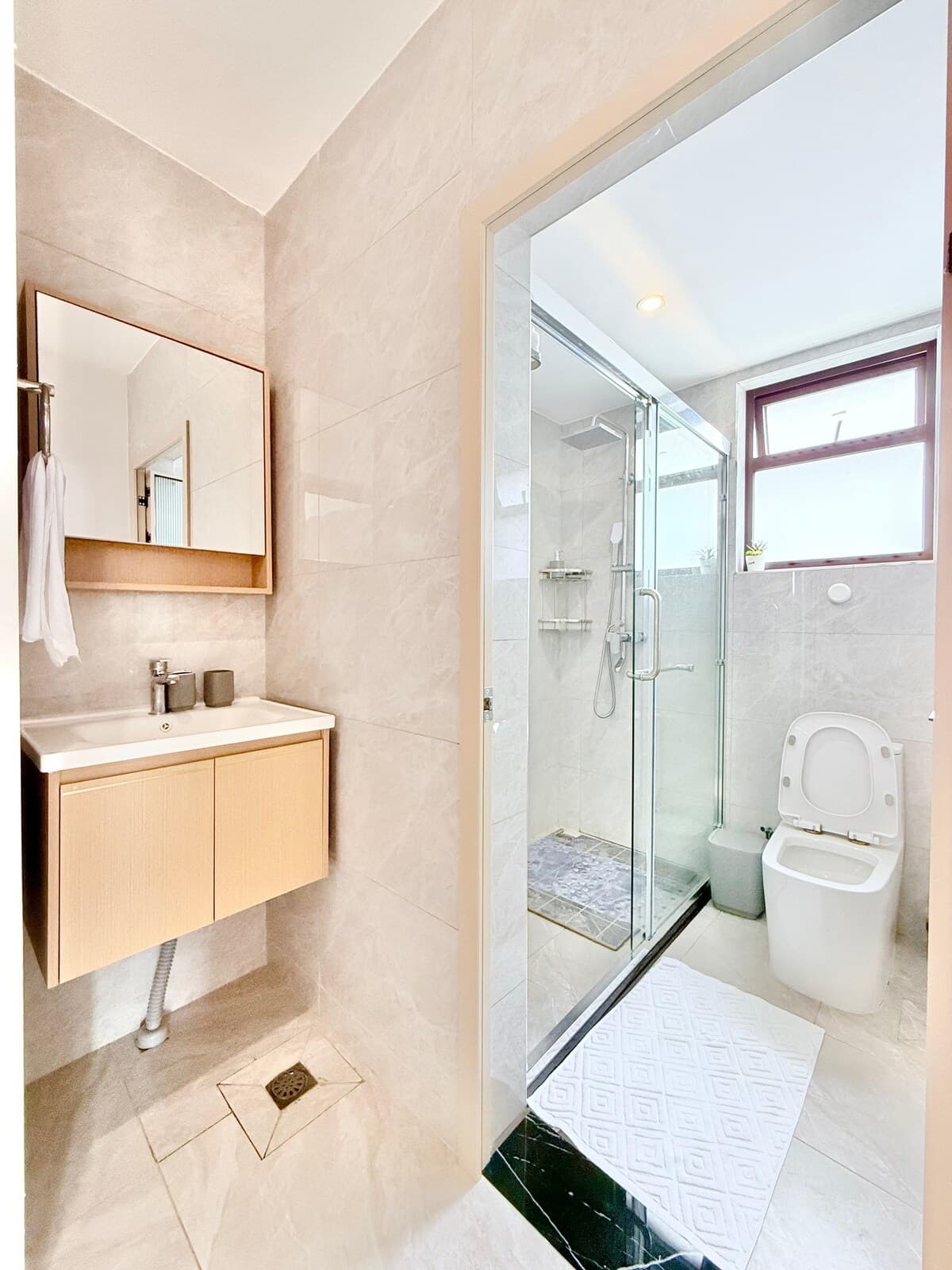 Full bathroom 2 image 3