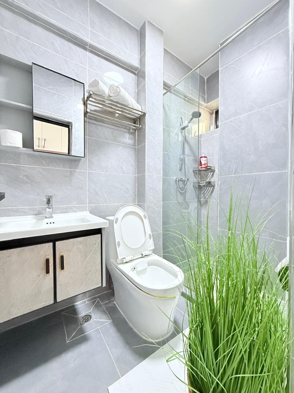 Full bathroom image 1